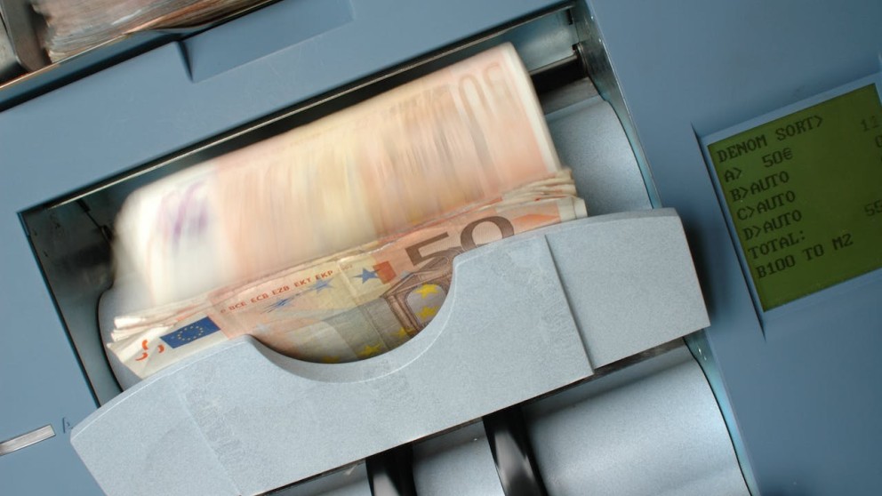 Geldautomat der Geld auszahlt - Finanzielle Sicherheit